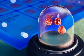 Pengguna sedang menikmati permainan casino live secara online dari smartphone